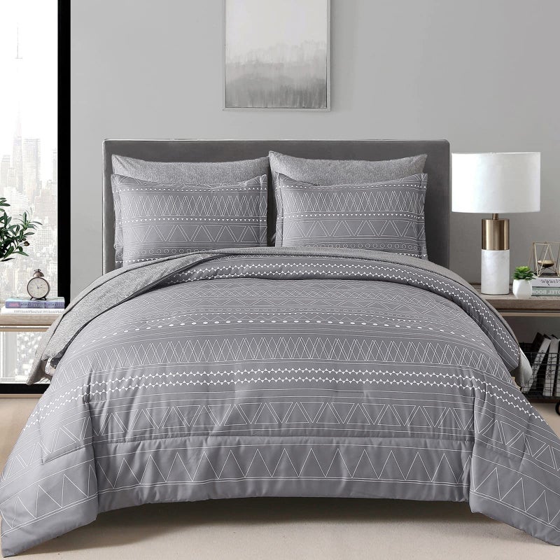 WONGS BEDDING طقم لحاف WONGS BEDDING مكون من 7 قطع رمادي بوهو مقاس كينغ، سرير هندسي باللون الرمادي الداكن في حقيبة، طقم سرير من الألياف الدقيقة الناعمة القابلة للعكس مع أكياس وسائد وأغطية ملاءة مسطحة - Image 1